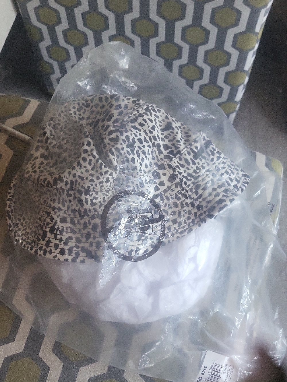 Michael Kors Fab Hat Black White Bagged Tagged Bagged Goes Fab Color One Size - Picture 5 of 5